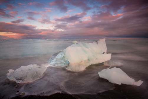 Near the Jökulsárlón lake is amazing...